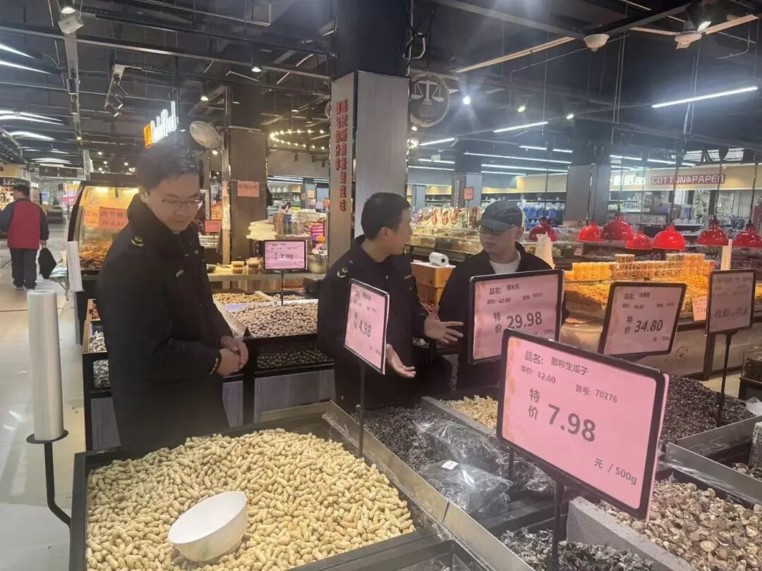 桐木分局 对上栗县悦惠佳生活超市进行日常监督检查.jpg