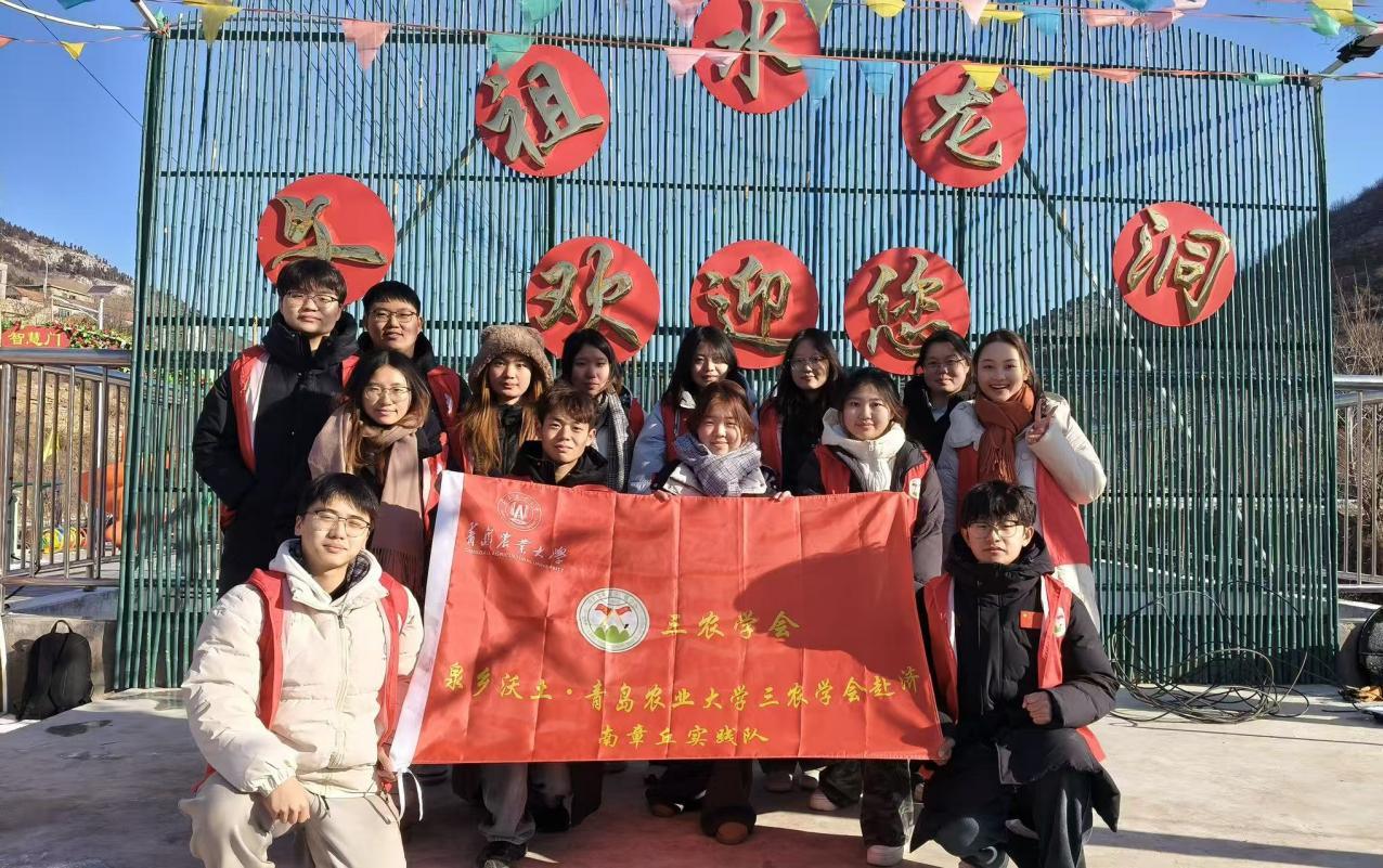 团队成员在当地产业园的大合照