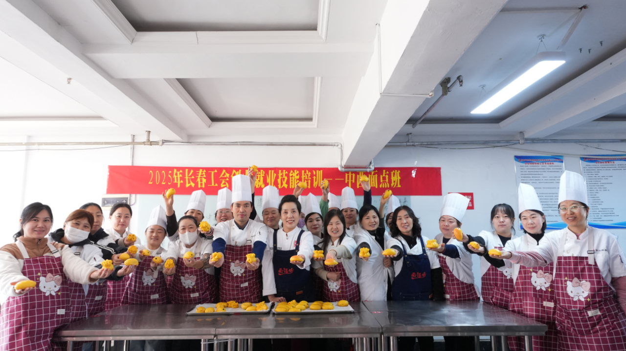 实施“工会帮就业助创业”行动