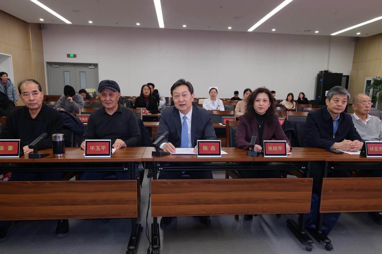 齐鲁医院举办“文化齐鲁 万福迎春”2026年写春联送祝福活动