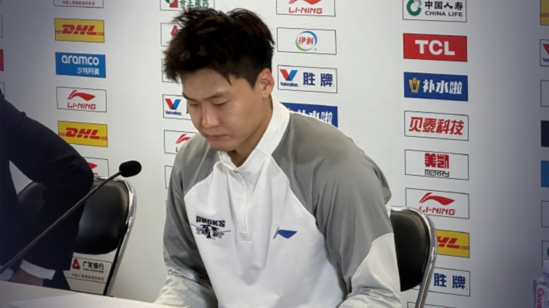 北京男篮赵睿输球后怼新疆网友“回去打馕”被批地域歧视，发文道歉又被质疑缺乏诚意，新疆发布：公众人物应守住言行底线