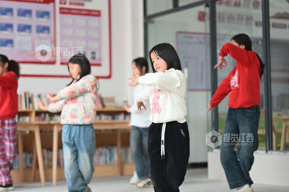 2026年2月4日，在江西省吉安市吉州区曲濑镇长明村支教点，“返家乡”大学生“吉聚青优”支教队的志愿者正在带领孩子们开展趣味中国舞课程。