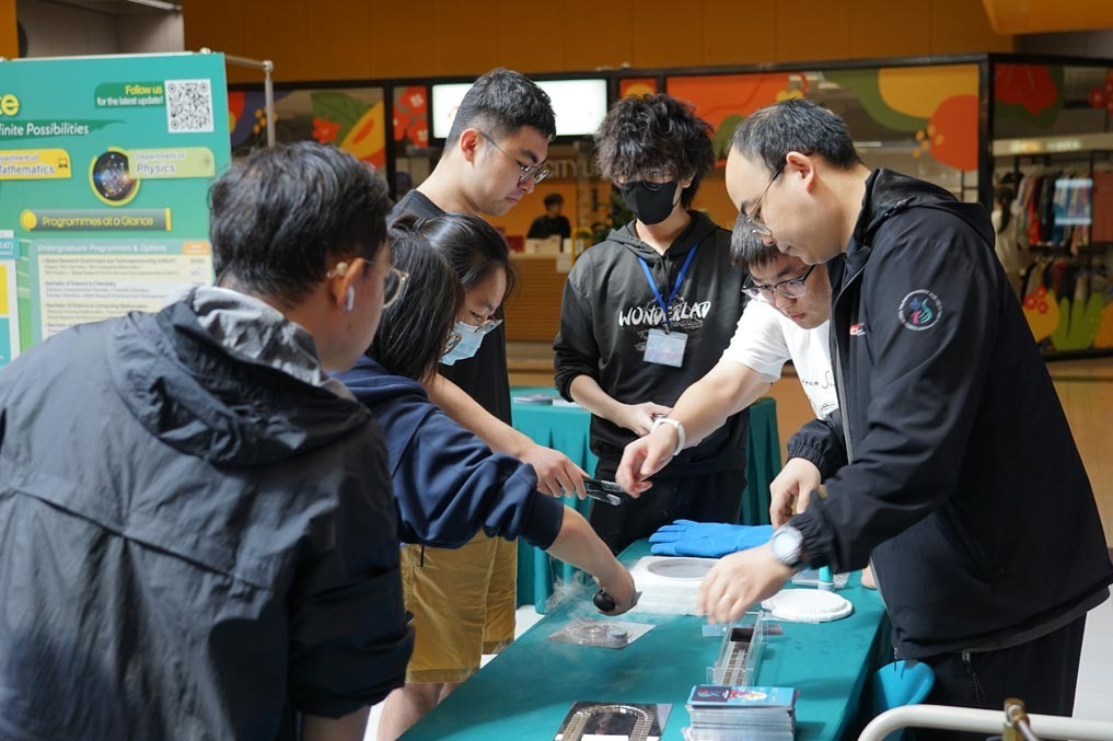 图4_活动包括在大学道特设置先进科技仪器与量子力学相关的互动展示.jpg