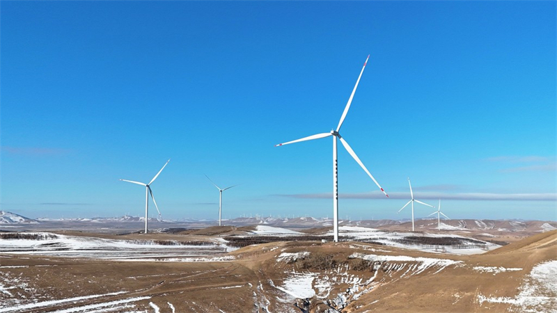 2月1日拍摄的位于丰宁满族自治县坝上地区的风力发电设施。