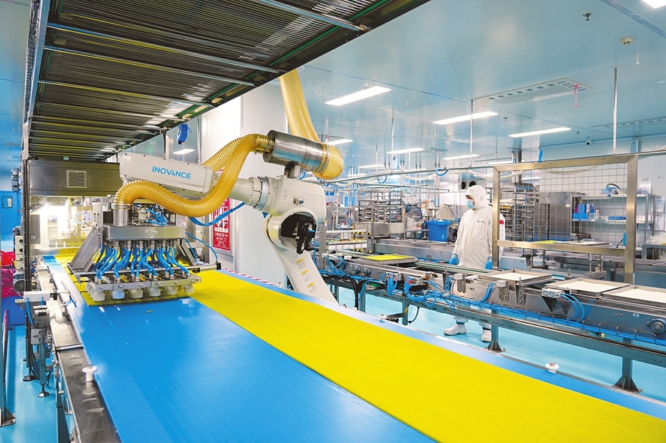 日前，众禾壹心引进的11条全自动生产线已全面进入满负荷运转状态。依托“冻转鲜”核心技术，各类精致甜品跨越山海送达全国消费者手中。图为其中之一的慕斯生产线，通过自动化设备与冷链技术结合，既保证了生产效率，也最大程度保留了甜品的口感与品质。段云雷 牛刚摄