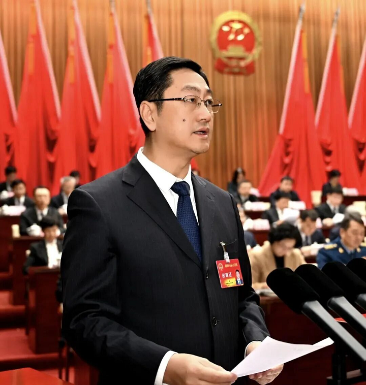 石磊作政府工作报告。市融媒体中心记者 刘晓 摄