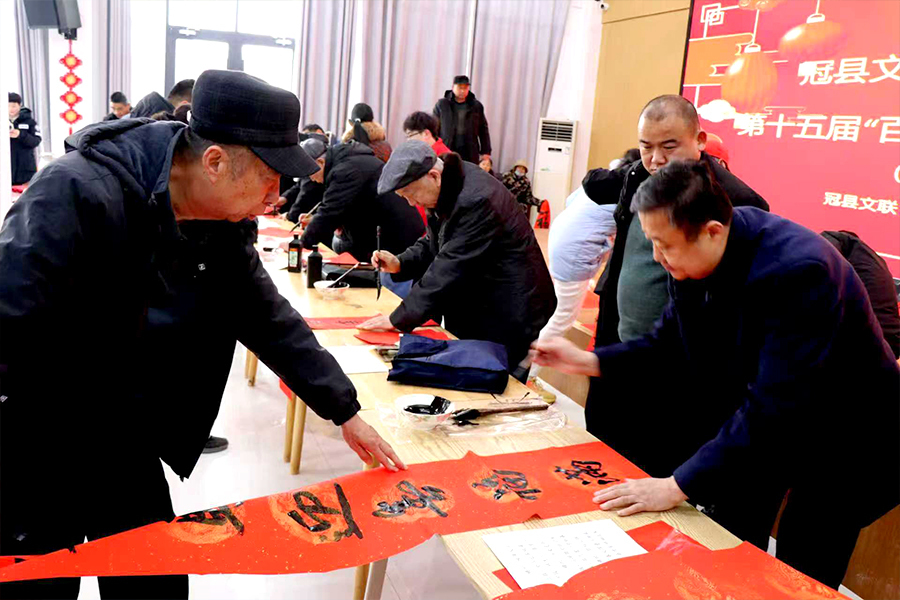 1月26日，冠县书法惠民活动走进清泉街道耿儿庄村，党员志愿者现场挥毫为村民送“福”。 张承斌 张红军 摄