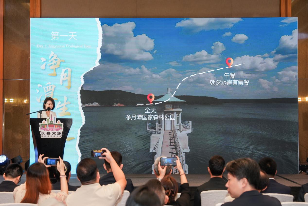 (图:长春市旅游协会副会长、吉林省环球国际旅行社有限公司董事长朱莹介绍文旅线路)