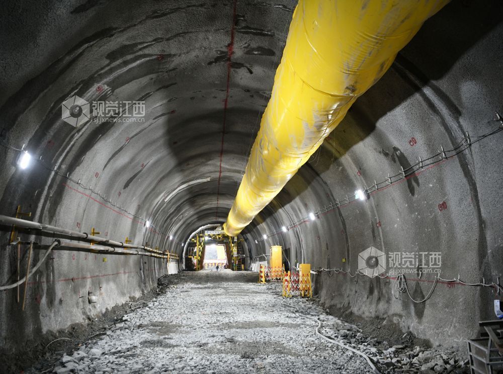 2月5日拍摄的江西吉安永新县境内的井冈山隧道斜井。