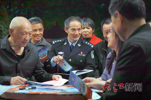 翁红华(左三)向辖区群众开展反诈宣传