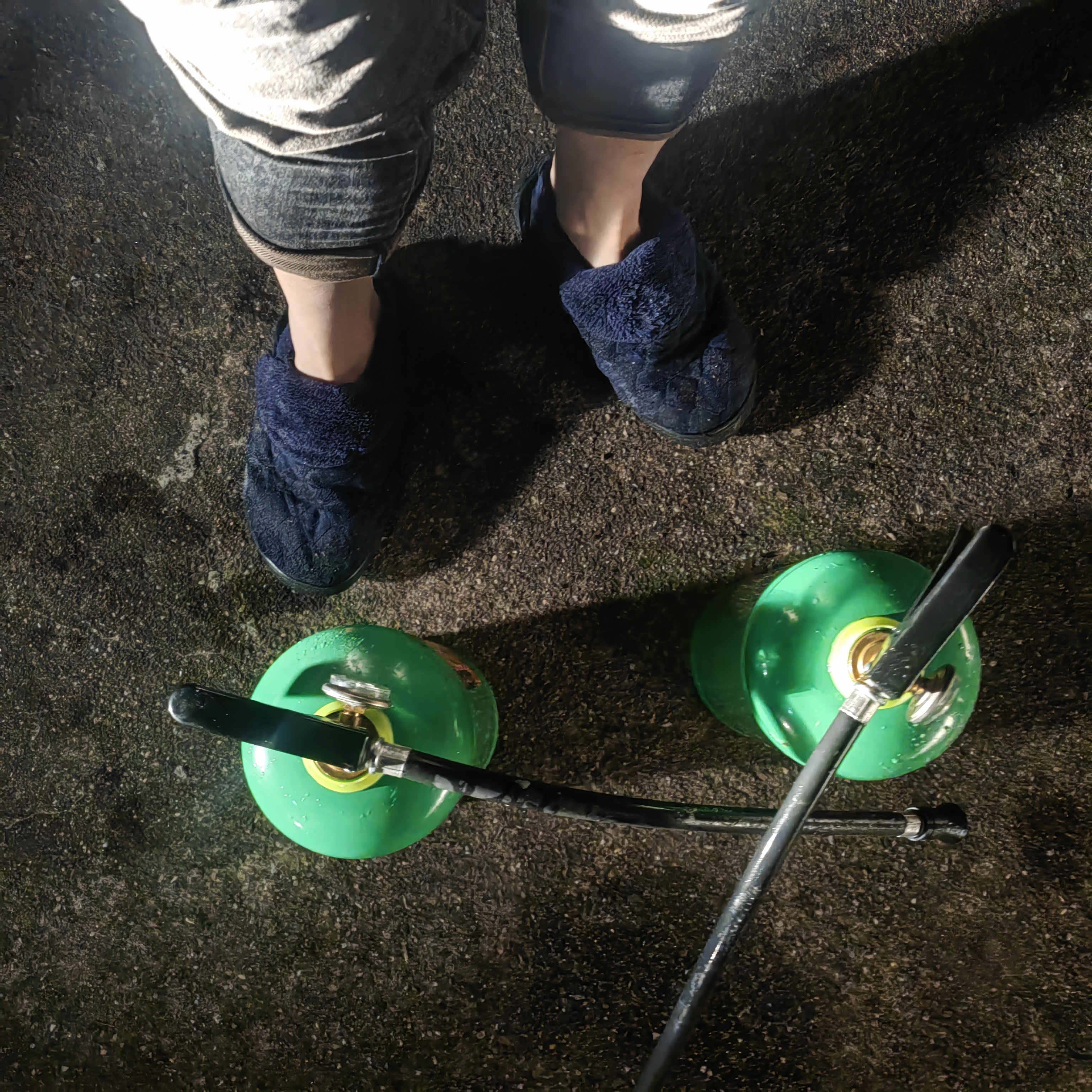 等扑灭火，孟双才发现自己穿着拖鞋就出门了