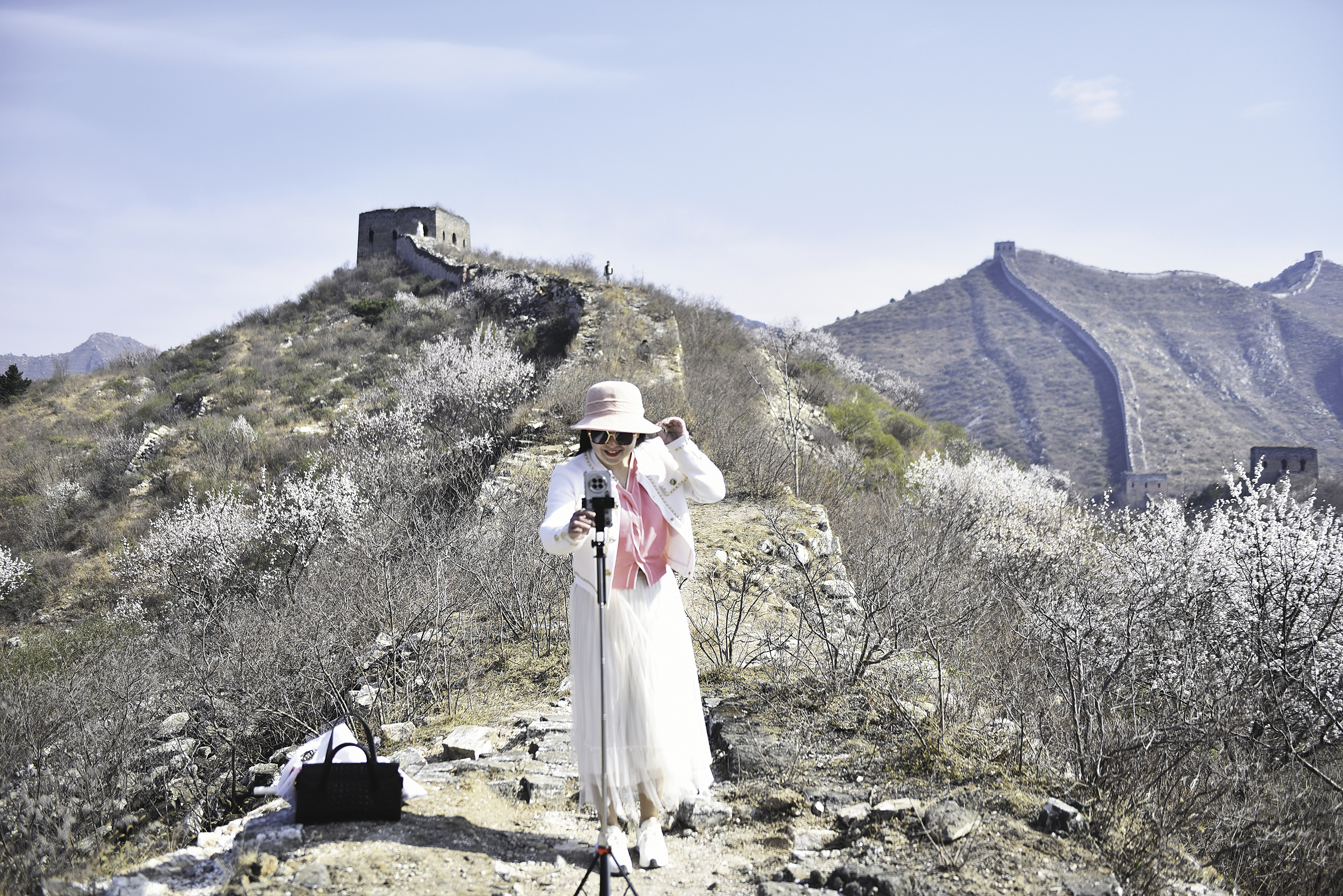 游客在长城景点打卡。（资料片）