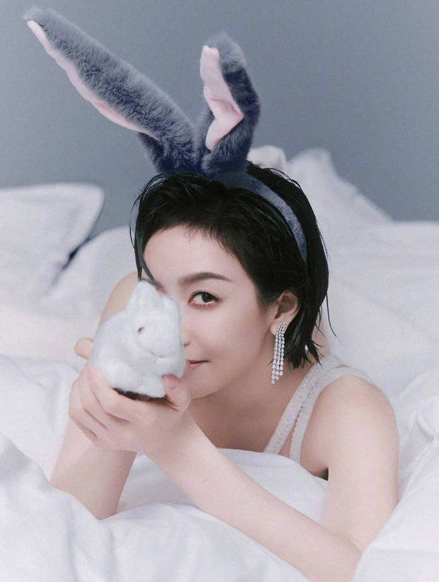 宋茜抱兔玩偶，娇俏动人。