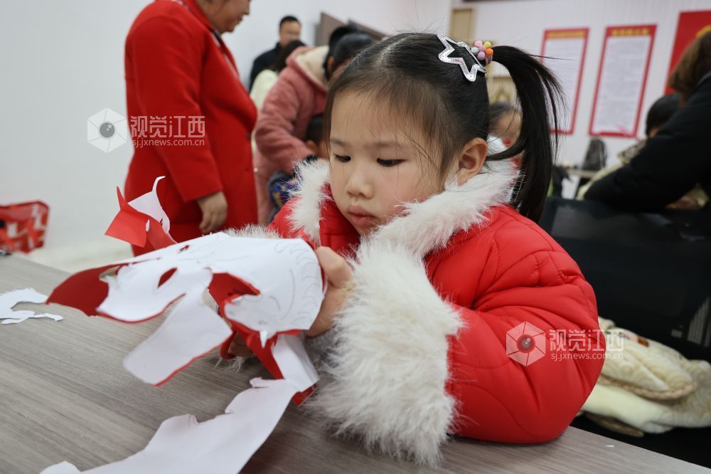 江西新余：非遗剪纸 乐享寒假（图）