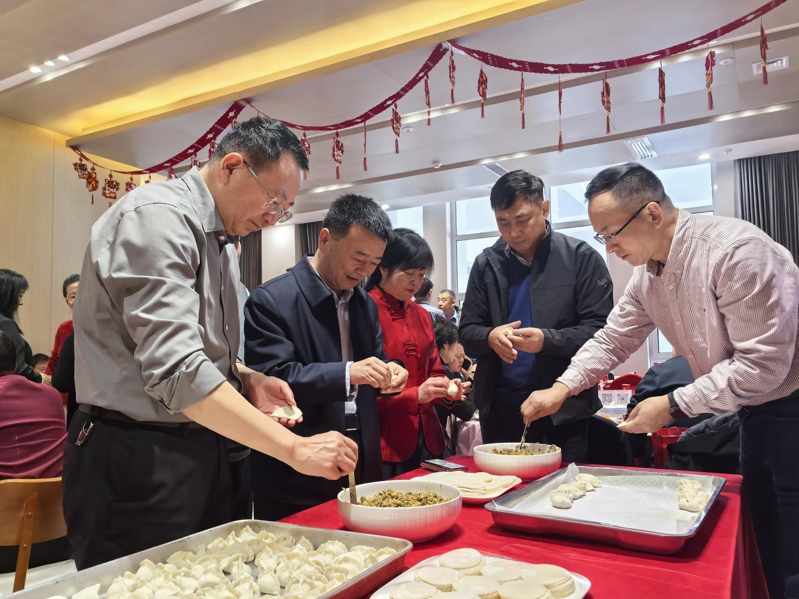 ▲大家一起包饺子