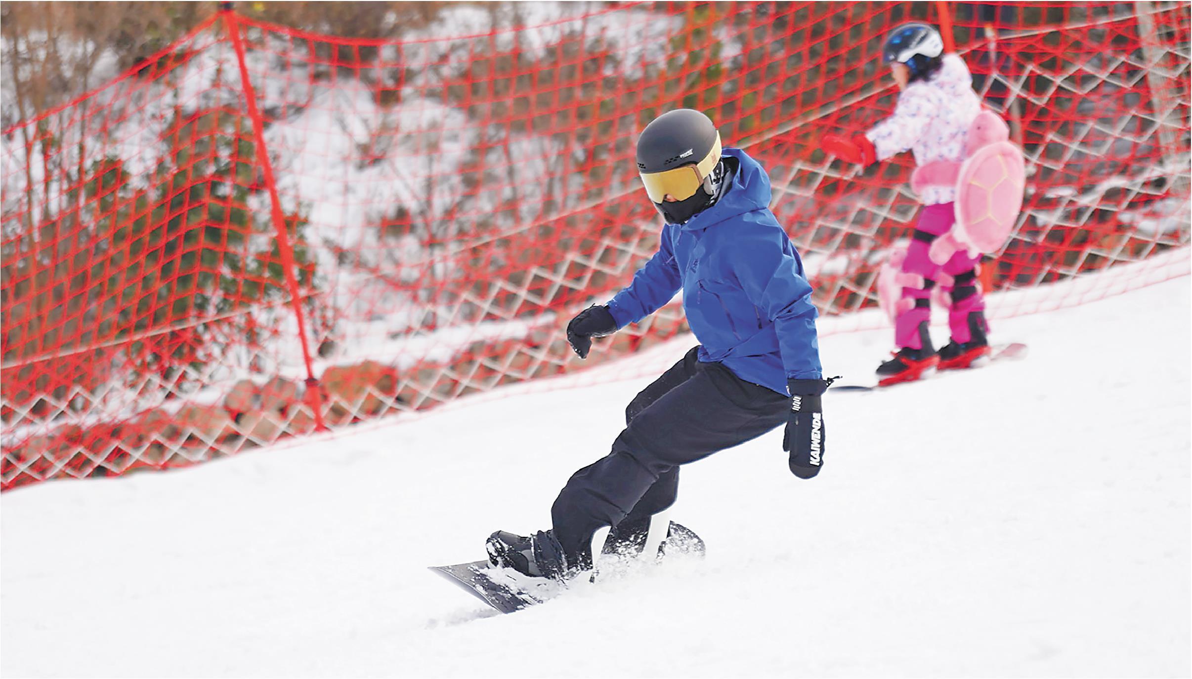□记者孙业文报道 　　2月1日，在济南莱芜雪野滑雪场，滑雪爱好者尽享冰雪运动带来的乐趣。