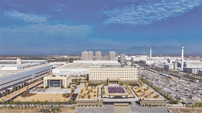 江西吉利新能源商用车整装待发。