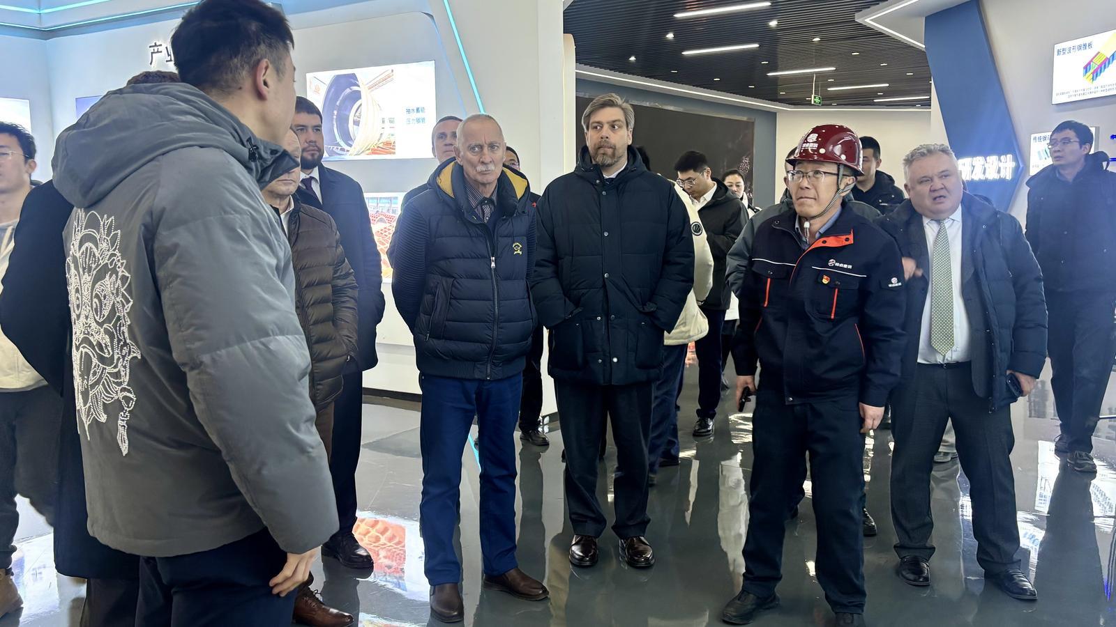 ▲考察团在甘肃博睿交通重型装备制造有限公司