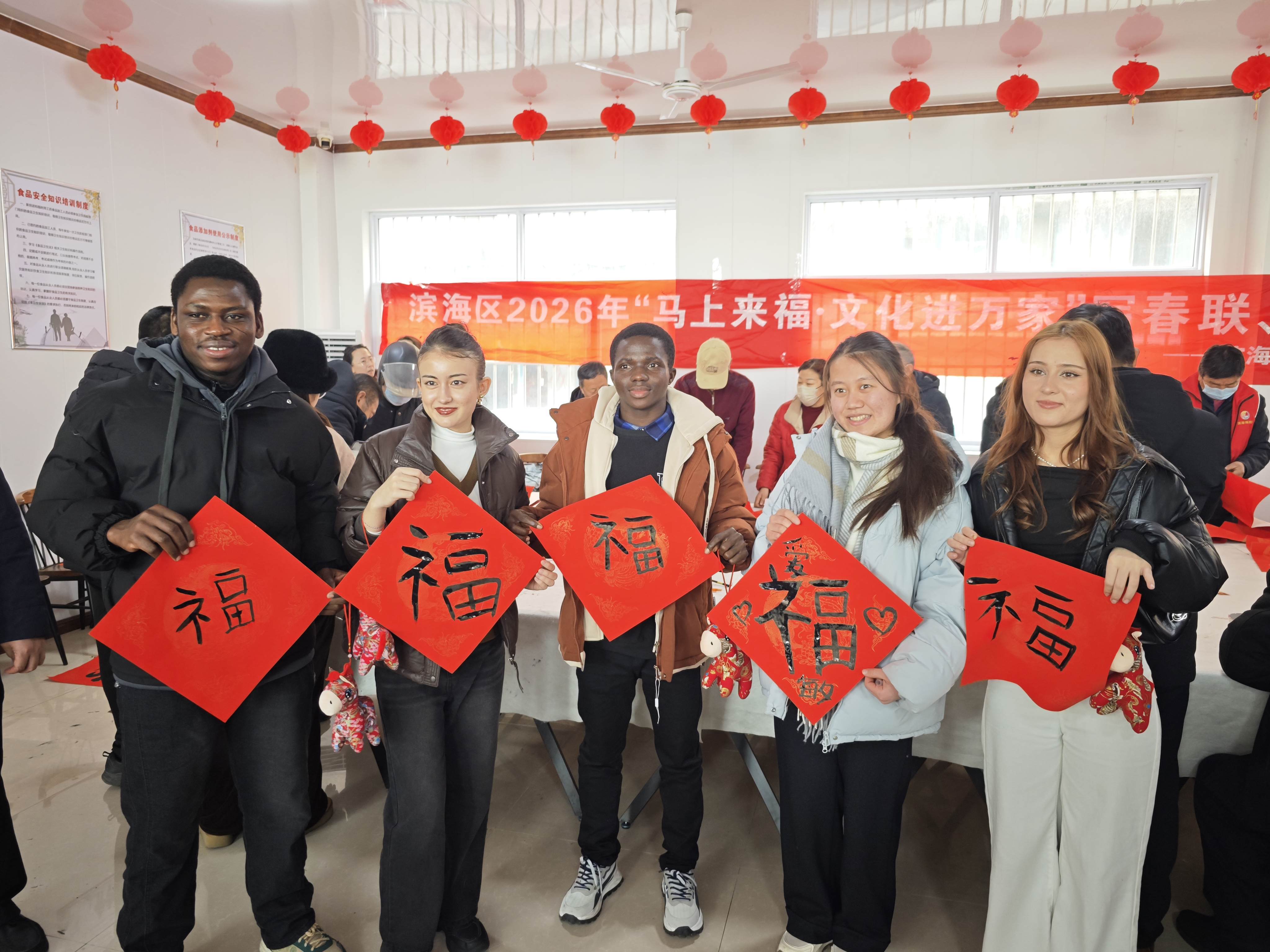 多国留学生体验潍坊滨海区“海洋大集” 沉浸式感受“中国年味”