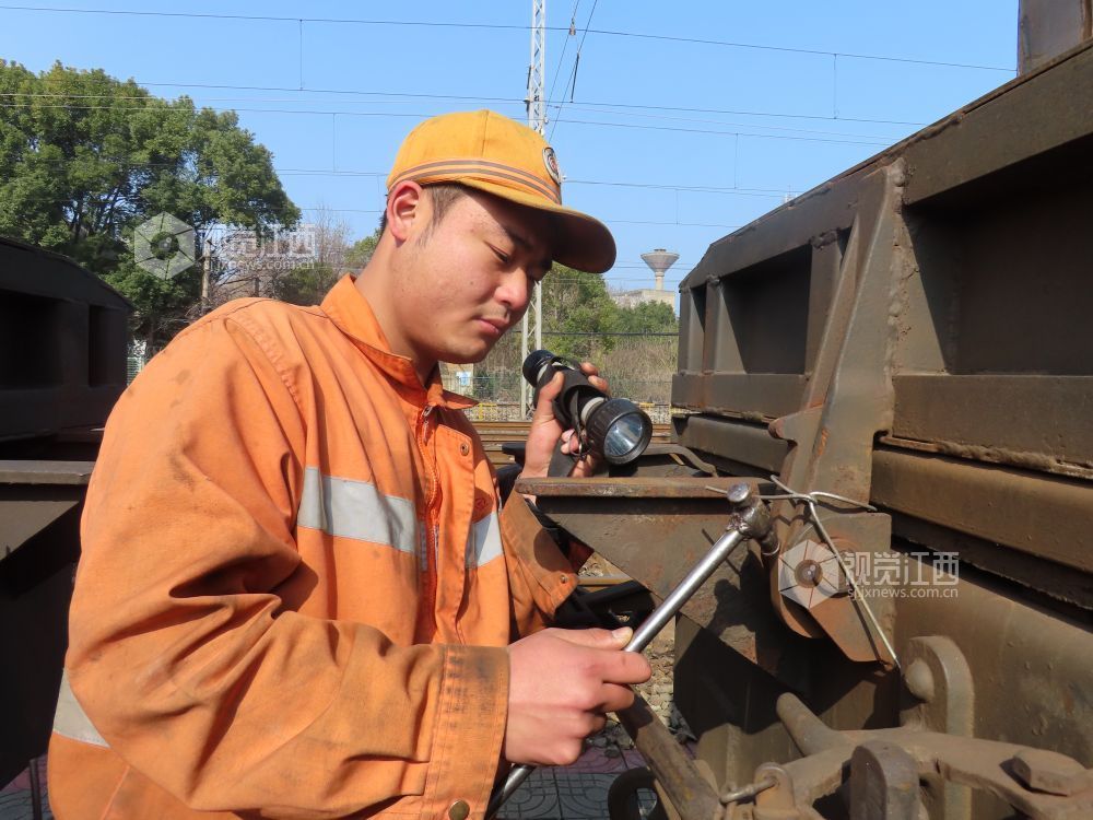 江西九江：精修车辆保障春运列车运行安全（图）