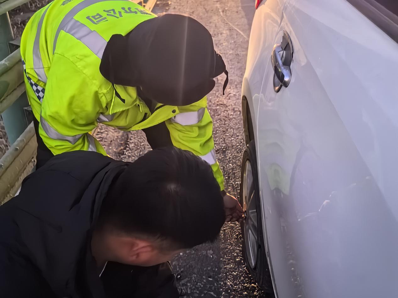 河北高速集团承德分公司平泉保通保畅应急大队：春运保畅暖归途 延伸服务显担当