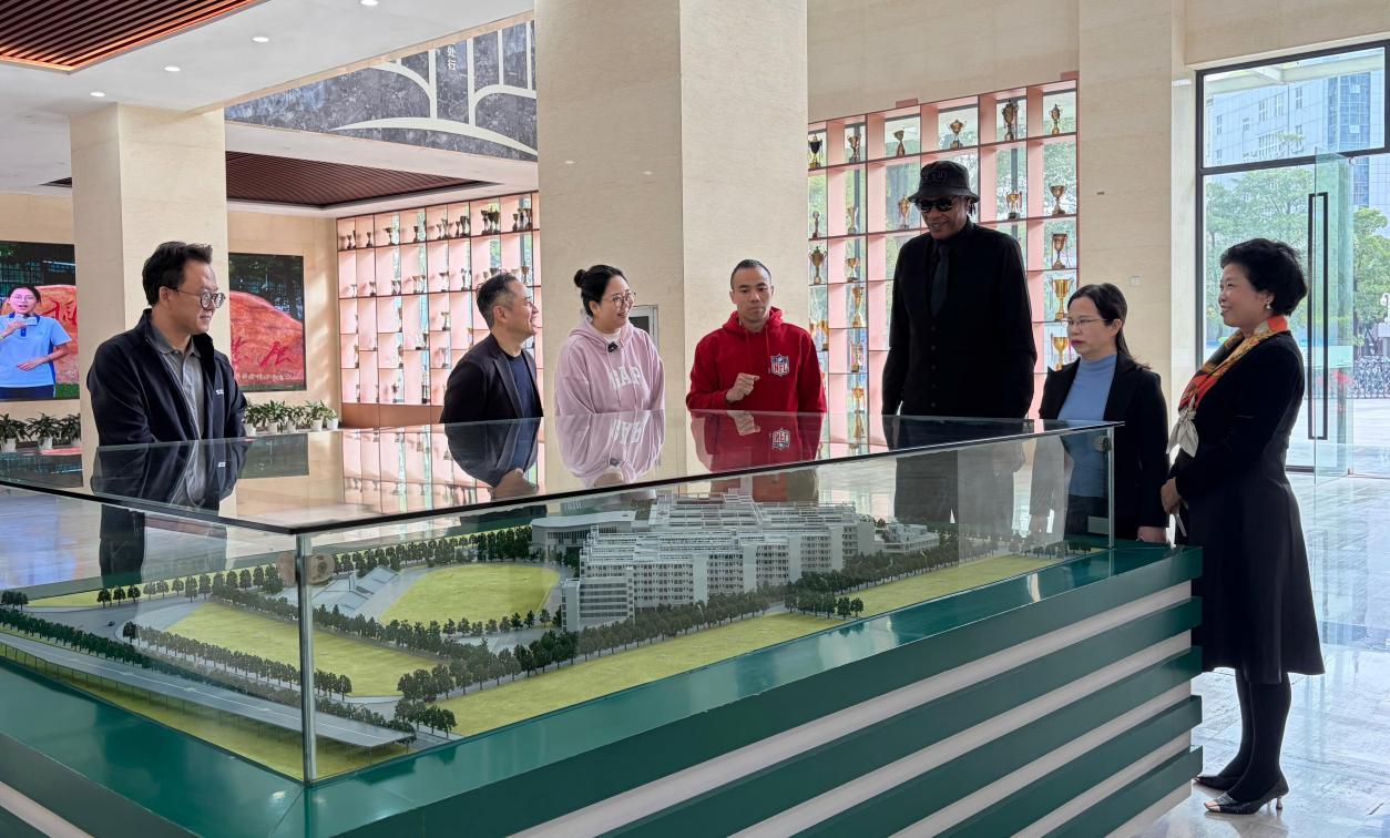 图为卡洛斯˙罗杰斯认真聆听前海未来教育集团负责人对办学情况的介绍