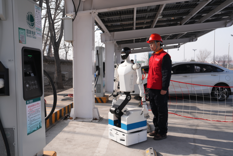 工作人员给智能检测机器人小冀下达工作指令。（李琳 摄）