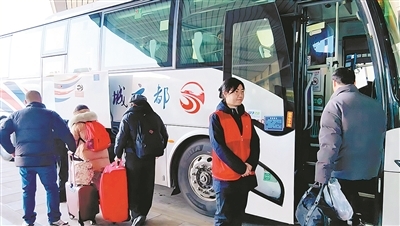 旅客登上长途大巴