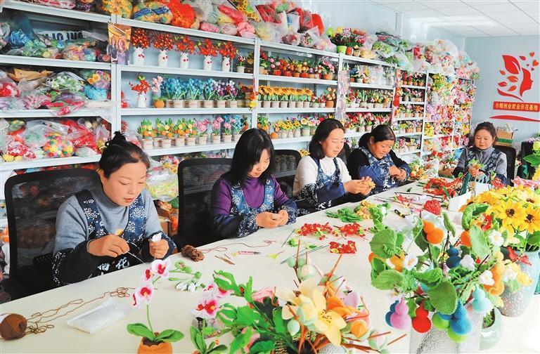 近日，在成县小川镇小川村编织工坊里，村民正加紧赶制订单工艺品。新甘肃&middot;甘肃日报通讯员　李旭春