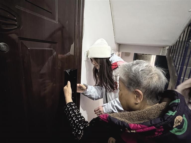 志愿者教陈奶奶使用智能锁