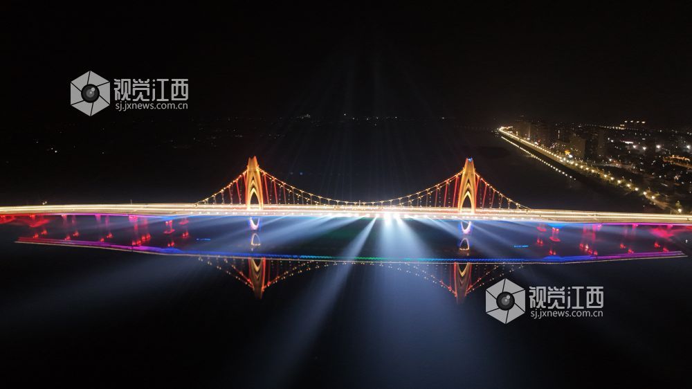 2月3日晚，江西省吉安市泰和县澄江大桥夜景璀璨夺目，成为城市新名片。