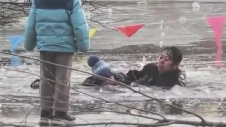 一家三口掉进冰窟众人合力救出