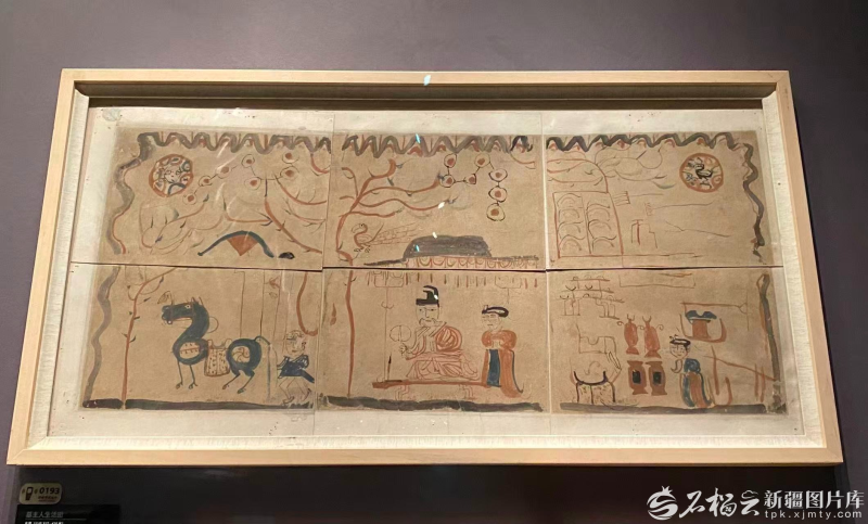 新疆博物馆陈列的《墓主人生活图》。石榴云/新疆日报记者 赵梅摄