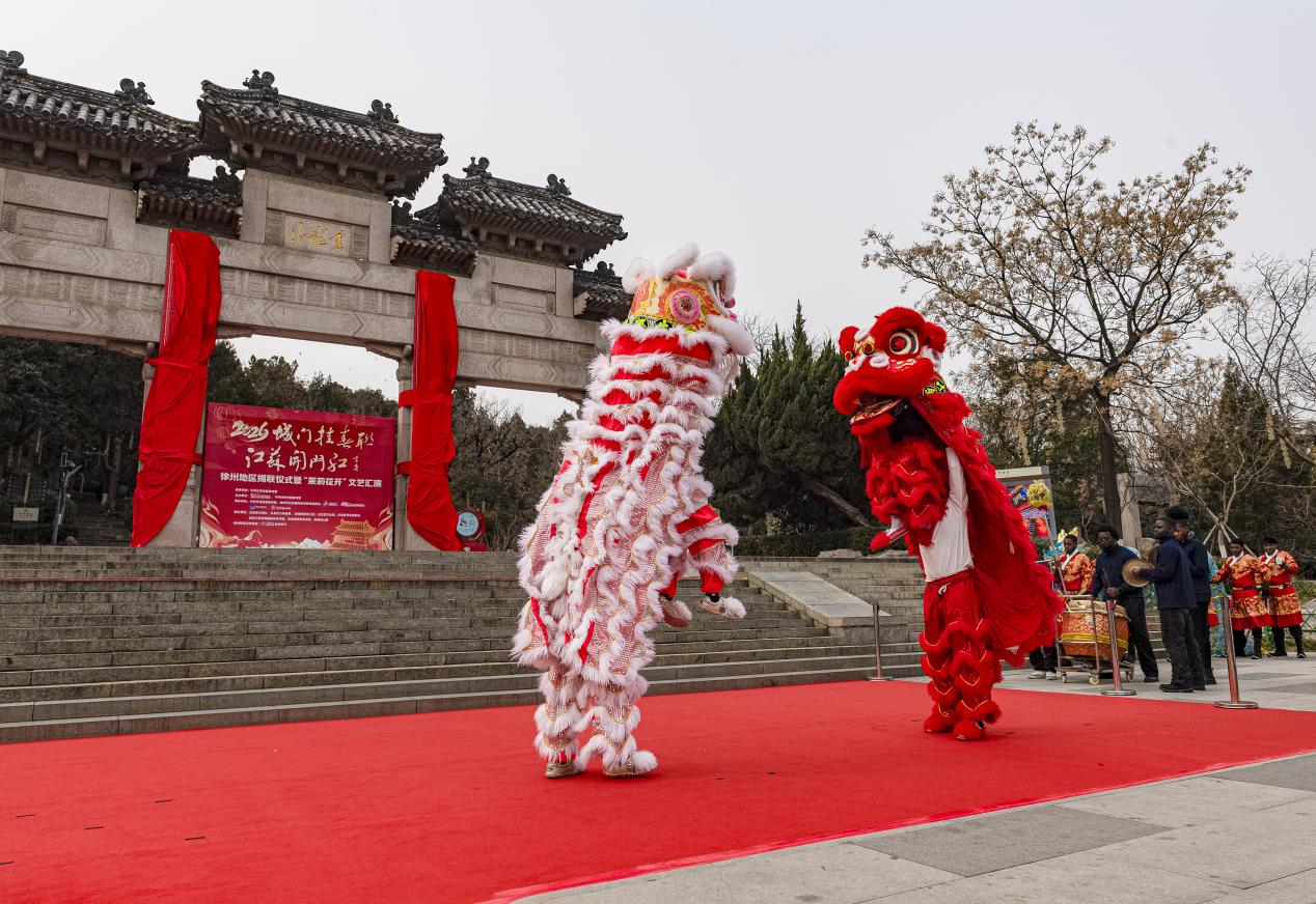 徐州：巨幅春联亮相云龙山 千年文脉焕新春