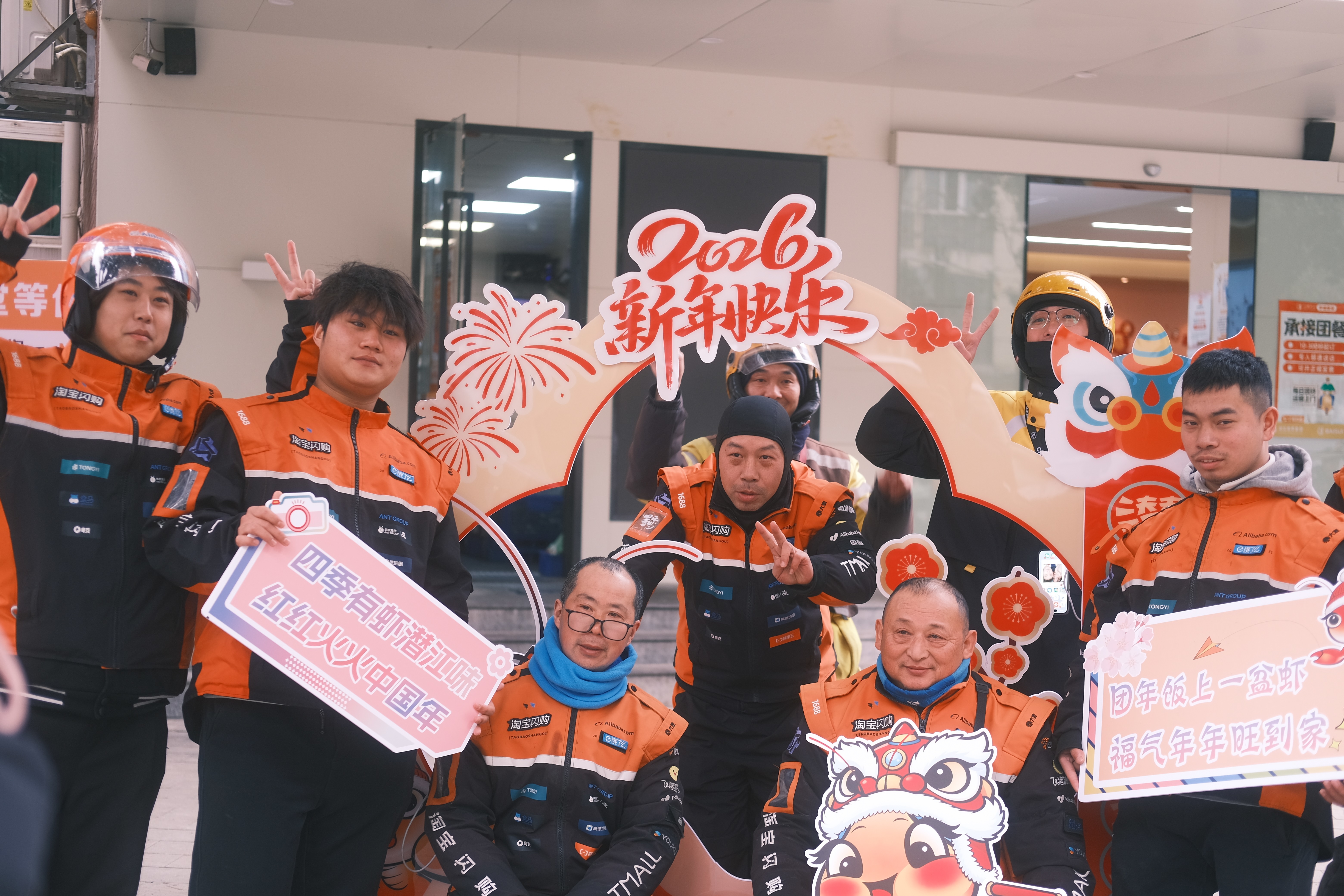 从田间到心间：潜江龙虾温暖城市服务者寒冬