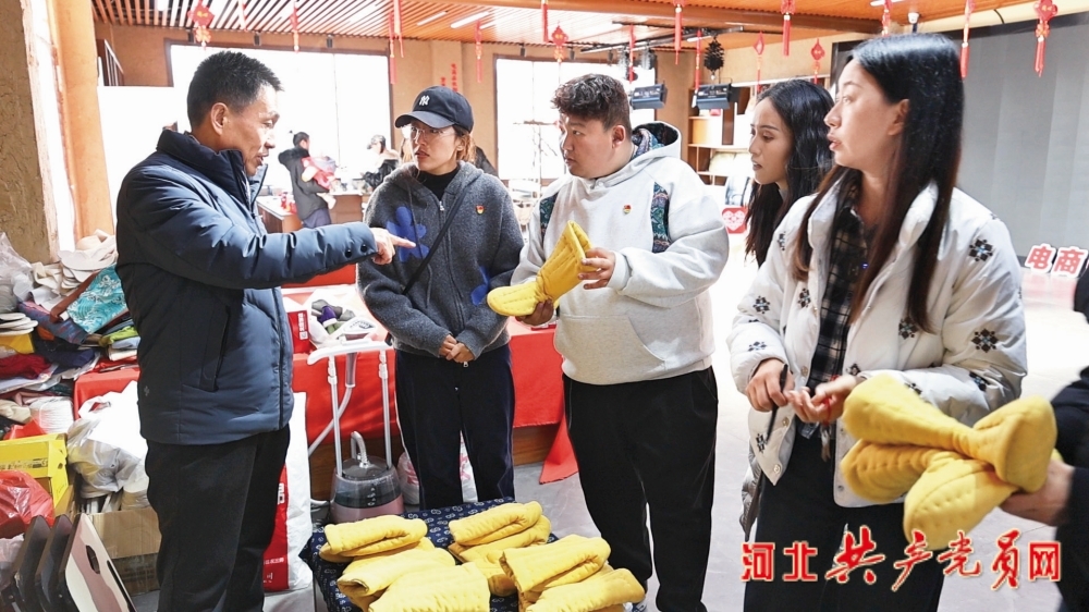 图2 游客在团结北庄手工坊参观　韩冠豫／摄_副本