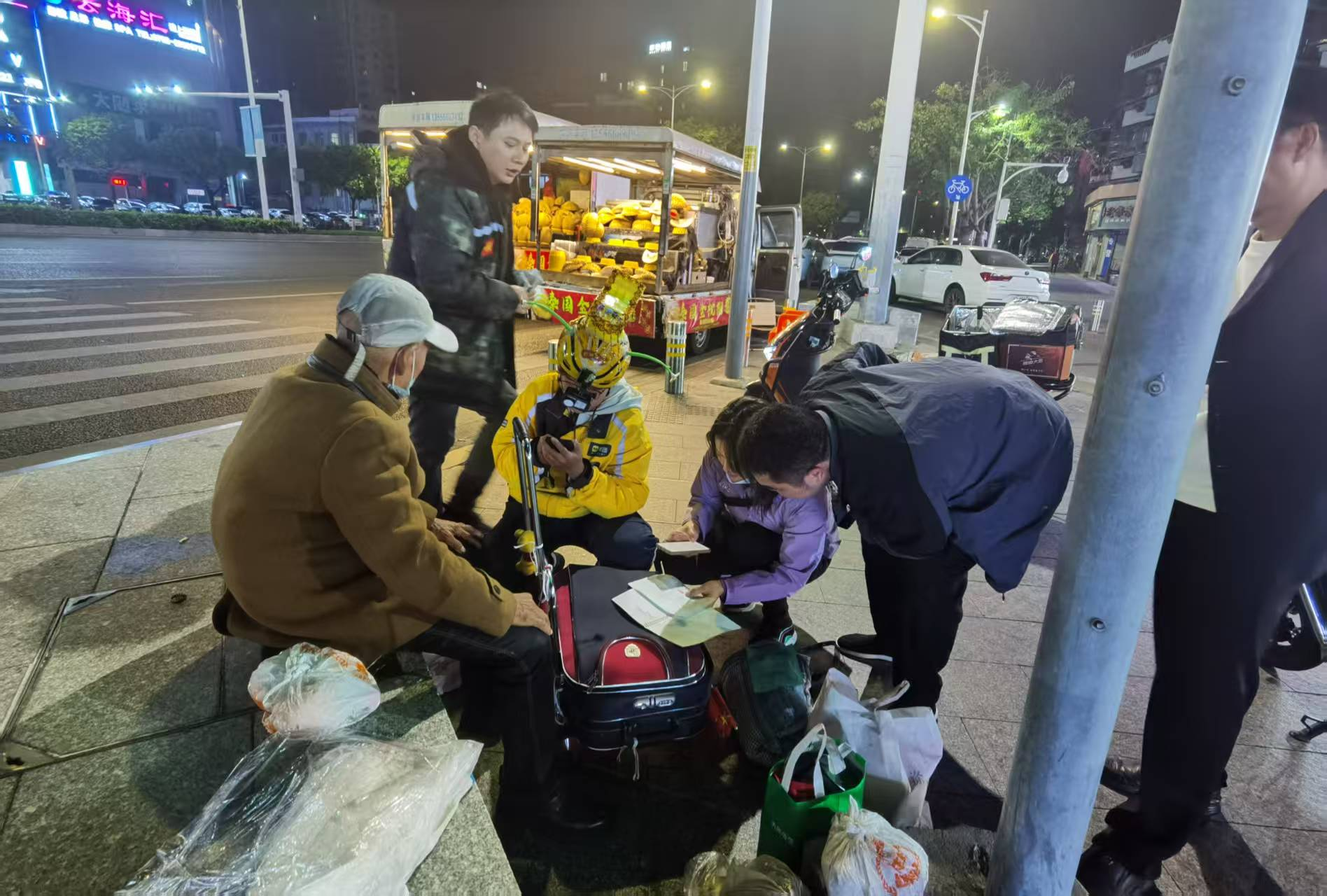 西乡街道社区寒夜紧急救助 护送聋哑长者入站