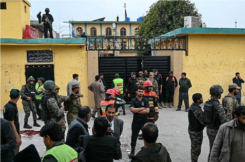 当地时间2月6日，巴基斯坦伊斯兰堡，安全人员在爆炸事件后的清真寺外警戒。