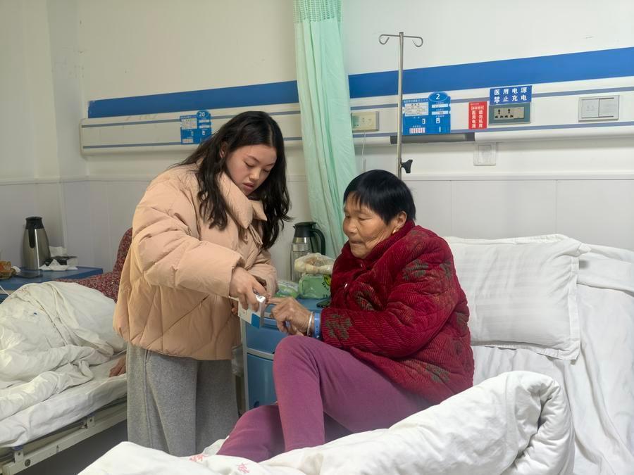 在徽县人民医院的病房里，尹淑会（右一）正在陪诊护士曹瑞瑞的指导下用药。新华社记者　郎兵兵　摄