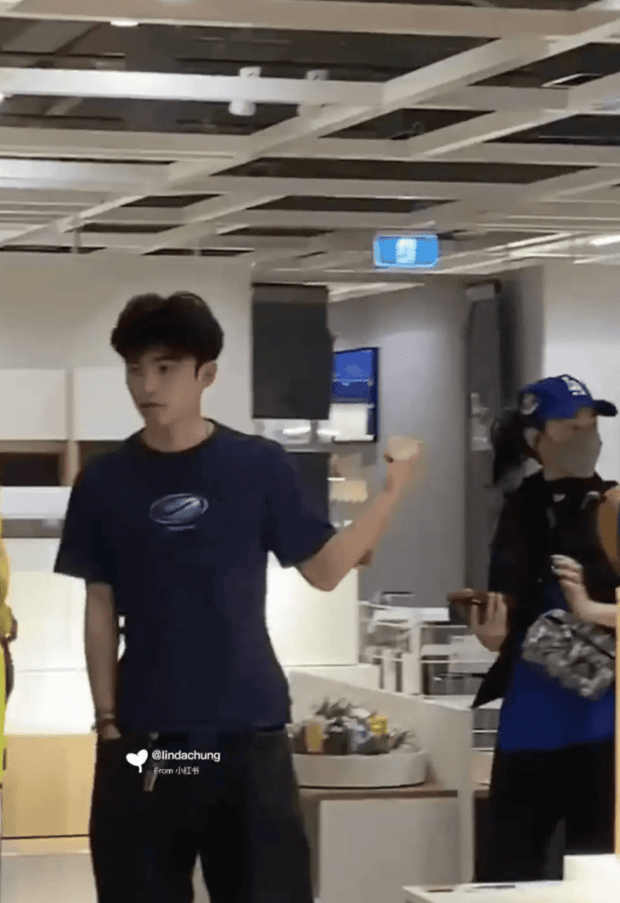 Lucas身材高大。