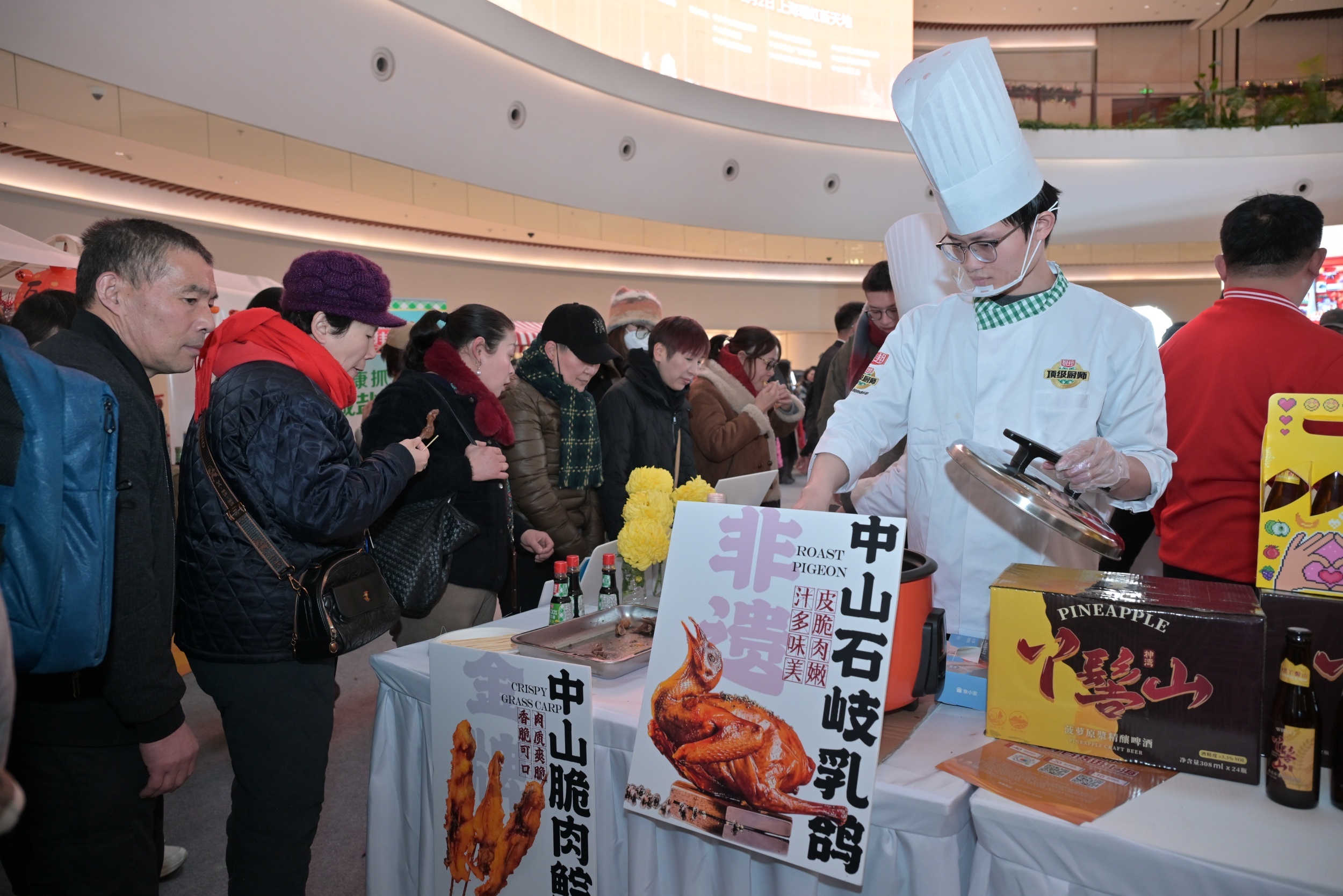 “广货行天下&middot;中山百货进上海”活动中，中山石岐乳鸽备受上海市民追捧。张景天 夏升权 摄
