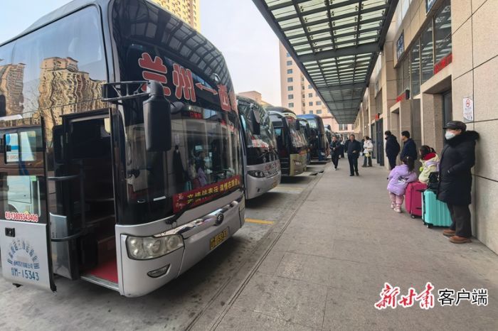 兰州汽车新东站内准备出发的班车