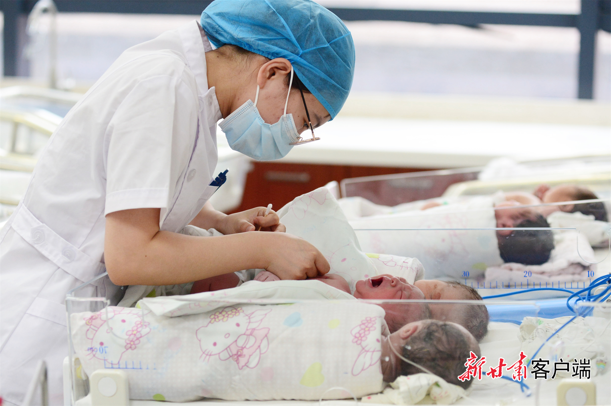 省妇幼产科医护人员照顾刚出生的婴儿