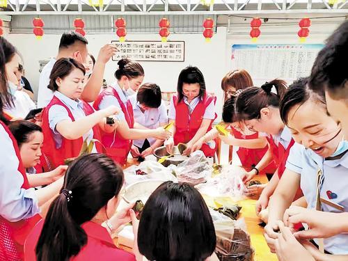 2025年端午节，党员志愿者在青县曹寺镇后洼村“孝老食堂”为村里老人包粽子。