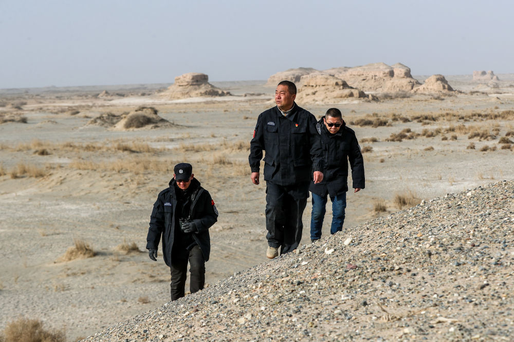 2月5日，甘肃敦煌西湖国家级自然保护区管护中心玉门关保护站站长吴兴东（前）和同事在保护区内巡护。