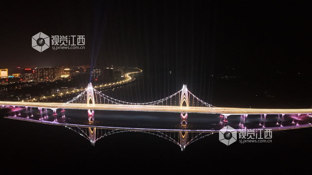 2月3日晚，江西省吉安市泰和县澄江大桥夜景璀璨夺目，成为城市新名片。