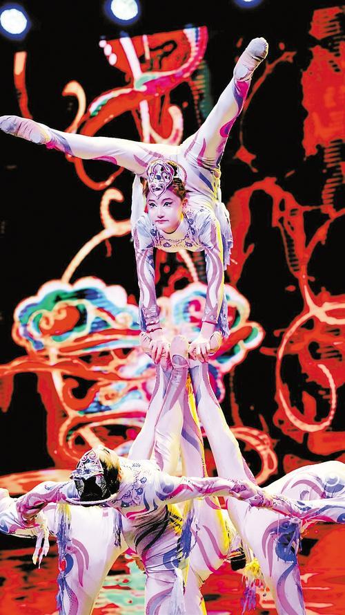 2月3日拍摄的杂技剧《江湖&middot;秀》精彩瞬间。 张嘉旭摄