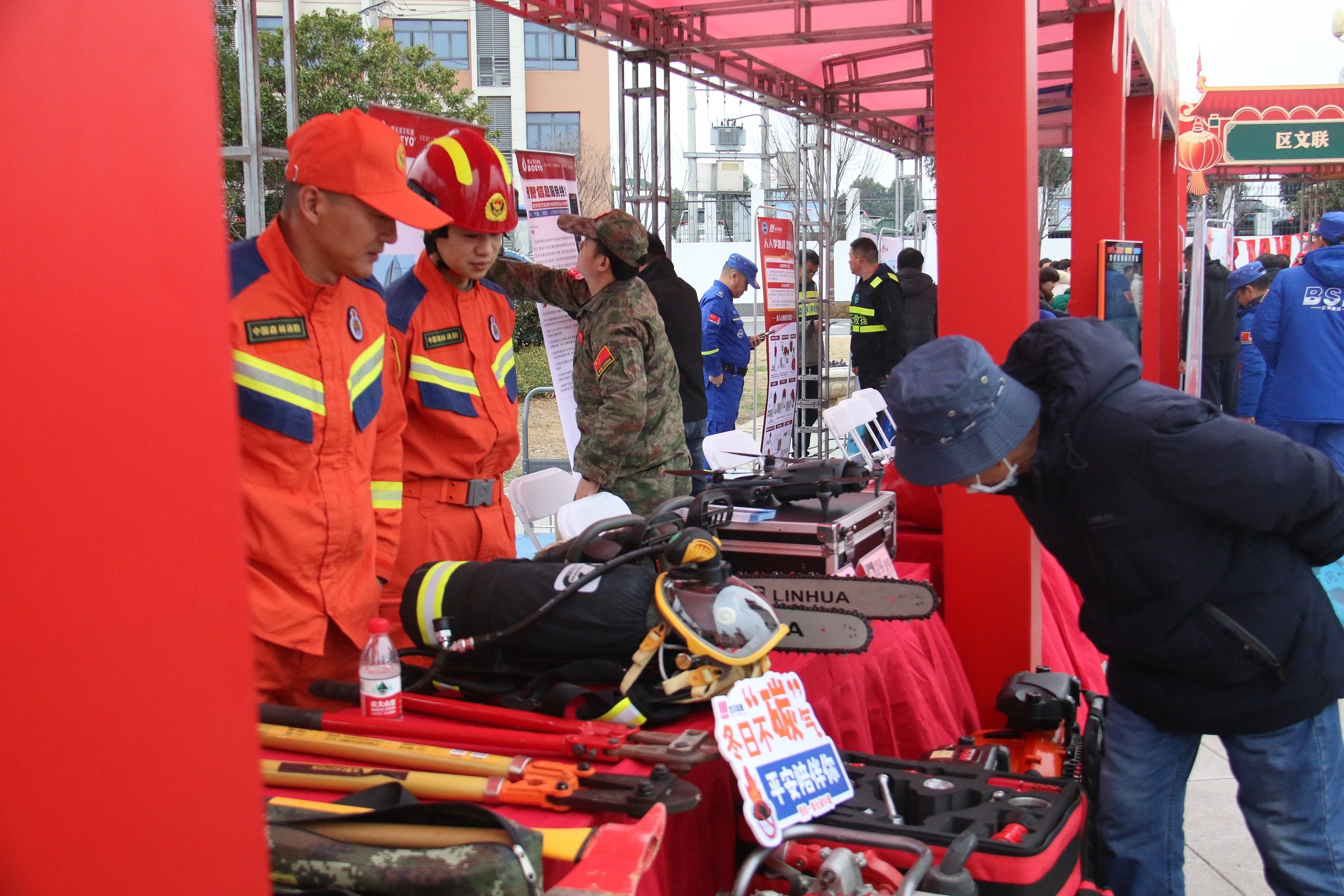 现场群众参观应急设备