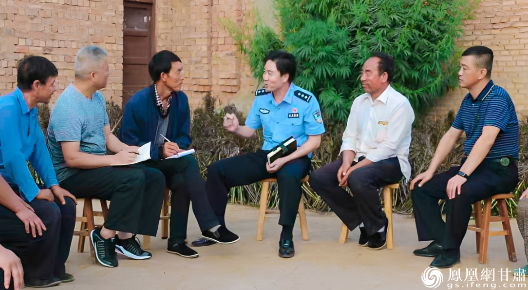 钟全龙（右三）深入基层，开展道路安全管理调研。甘肃省公安厅供图