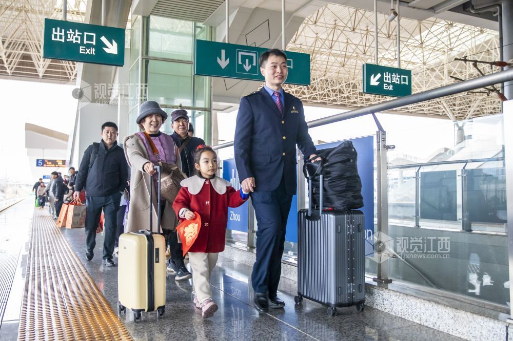 江西赣州:春运大幕拉开 南铁赣州车务段加开旅客列车82对(图)